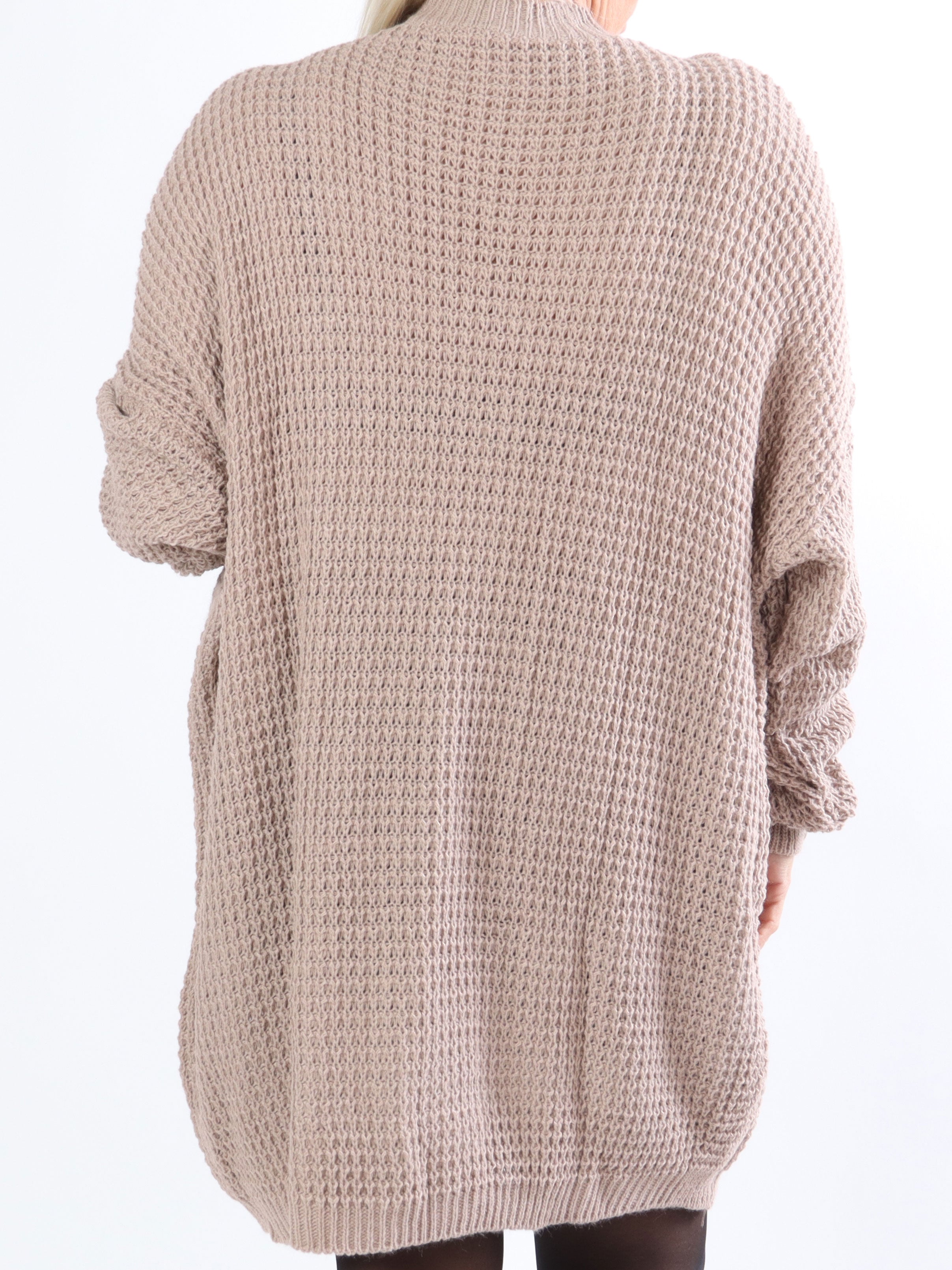 Lalisa - Plus size stickad klänning med kabelstickning och volanger